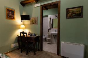 a bathroom with a table and a sink and a toilet at Palazzo Diamante in Calascio