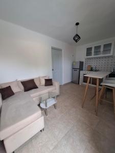 a living room with a couch and a table at Acogedor Departamento Entero in Hornillo