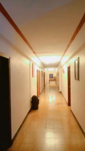an empty hallway with a room with white walls at Hotel Terraza in San Pedro Sula