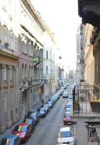 ブダペストにあるClassic Flat at Basilicaの車が停まる街道