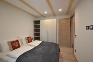 キエーザ・イン・ヴァルマレンコにあるCà Giuelのベッドルーム1室(大型ベッド1台、赤い枕付)