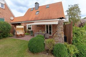 a brick house with an awning on a patio at Buhne 3 in Grömitz