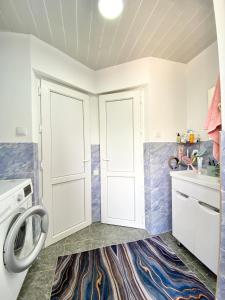 a laundry room with a washer and dryer at Alaman Guest House in Kaji-Say