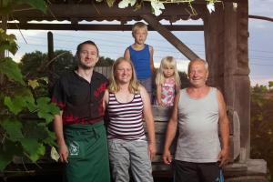 Rodina v ubytování Turistična kmetija Dervarič