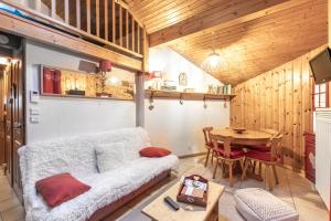 a living room with a couch and a table at 6 pers, proche pistes et commerces in Morillon