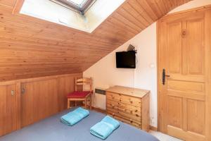 a bedroom with a bed and a wooden ceiling at 6 pers, proche pistes et commerces in Morillon