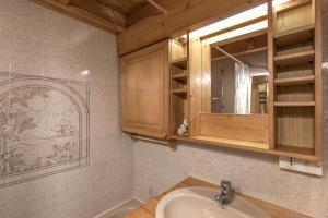 a bathroom with a sink and a mirror at 6 pers, proche pistes et commerces in Morillon