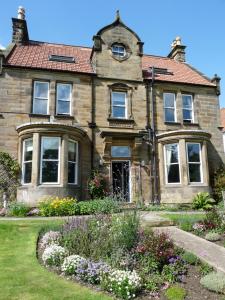 uma casa antiga com um jardim em frente em Saxon Villa em Robin Hood's Bay