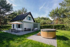 a house with a hot tub in the yard at LAS i MORZE in Czarny Młyn