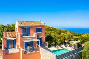 a villa with a swimming pool and the ocean at Villa Canova in Mesovoúnia