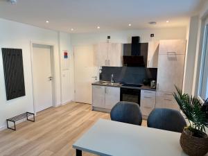 a kitchen with a table and chairs in a room at Idar Apartment 2 in Idar-Oberstein