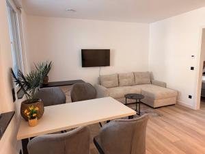 a living room with a table and a couch at Idar Apartment 2 in Idar-Oberstein