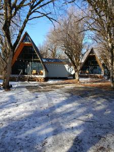 ein großes Gebäude mit Bäumen und Schnee auf dem Boden in der Unterkunft Rıver Forest Hotel in İsmayıllı