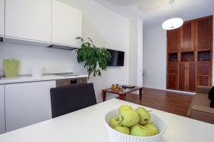 una cocina con una mesa con un tazón de manzanas en Starhost - GOLDEN APARTMENTS, en Salerno