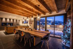 a dining room with a table and a christmas tree at Beleza in La Salle-les-Alpes