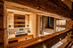 a bathroom in a log cabin with a sink at Beleza in La Salle-les-Alpes