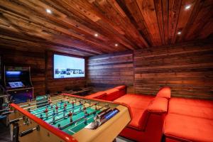 a room with a pool table and a tv at Beleza in La Salle-les-Alpes