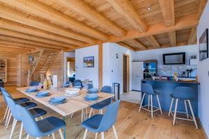 a dining room and kitchen with a table and chairs at Aigle in Le Monêtier-les-Bains
