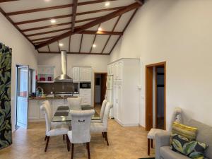 a kitchen and dining room with a table and chairs at Chalé d'Angra Guest House in Angra do Heroísmo