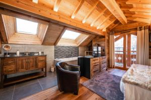 a kitchen with wooden ceilings and wooden counters at Izoard in Saint-Chaffrey