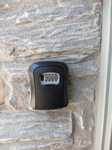 a remote control sitting on top of a stone wall at Our Kea apartment in Otziás