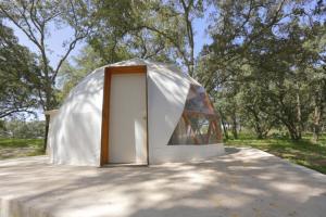 a dome tent with a door in the middle at GlampingWoodzen in Villa del Carbón