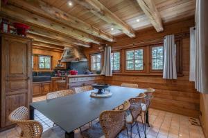 a dining room with a table and chairs at Echyllo in Forville