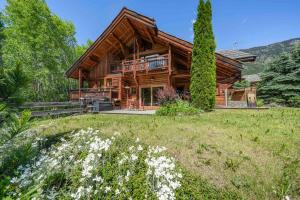 a log cabin with a lawn in front of it at Echyllo in Forville