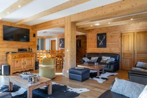 a living room filled with furniture and a flat screen tv at Le Stam in La Salle-les-Alpes
