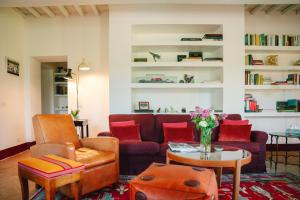 a living room with a couch and a table at Dimora DiVino in Palazzone