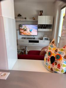 a living room with a tv and a red couch at Appartement Landzeit im Waldviertel in Steinbach