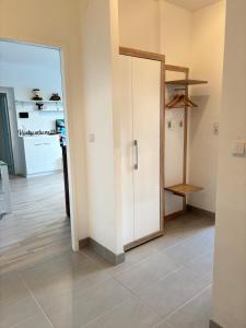 a room with a door and a tiled floor at Appartement Landzeit im Waldviertel in Steinbach
