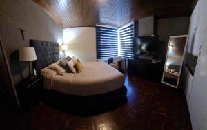 a bedroom with a bed and a tv in a room at Apartamento SC in Estación Pamplona