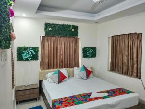 a bedroom with two beds and two windows at Hotel Dream Rooms- Friendly Rooms in Salt Lake City