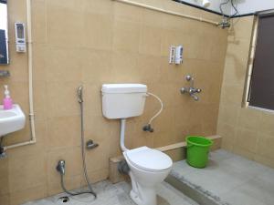 a bathroom with a toilet and a shower and a sink at Hotel Dream Rooms- Friendly Rooms in Salt Lake City