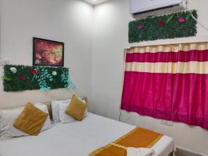 a bedroom with a bed and a red window at Hotel Dream Rooms- Friendly Rooms in Salt Lake City