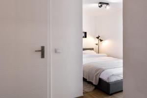 a bedroom with a door leading to a bed at Apartamenty 9A Zgorzelec - Centrum in Zgorzelec