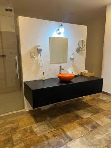 a bathroom with a sink and a mirror at Casa Diamante Viñedos in Ezequiel Montes