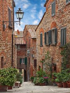 an alley in an old stone building with a street light at L'Angolo dei Sogni in Lucignano