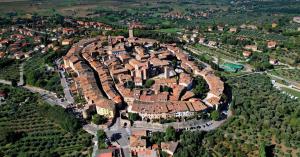 an aerial view of a city with buildings and trees at L'Angolo dei Sogni in Lucignano