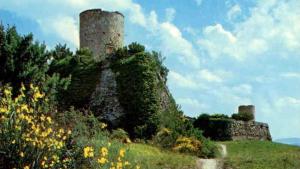 a castle sitting on top of a grassy hill at L'Angolo dei Sogni in Lucignano