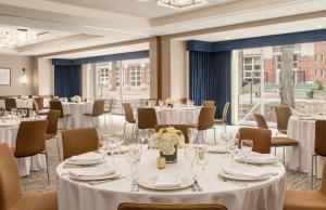 ein Festsaal mit Tischen und Stühlen mit weißen Tischdecken in der Unterkunft The Charles Hotel in Harvard Square in Cambridge