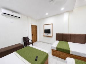 Llit o llits en una habitació de Hotel GR UJJAIN