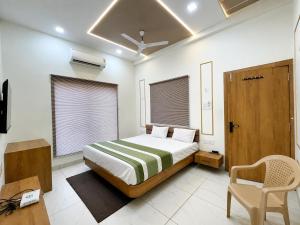 Llit o llits en una habitació de Hotel GR UJJAIN 6 fotos més