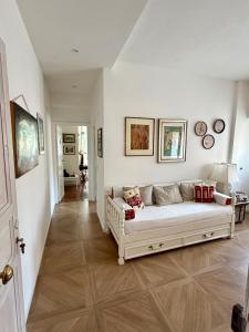 a living room with a white couch in a hallway at Casa Vacanze Gli Oleandri in Bracciano