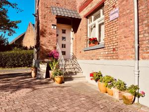 a group of potted plants on the side of a building at Wohlfühlwohnung Dauborn in Hünfelden