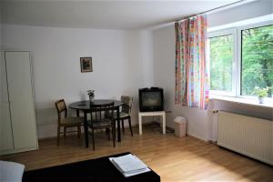 a living room with a table and a tv at TanieSpanie in Legionowo