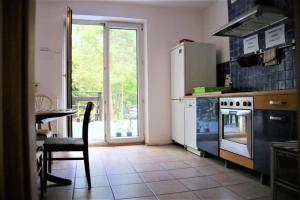 a kitchen with a stove and a table and a window at TanieSpanie in Legionowo