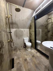 a bathroom with two toilets and a sink at Panorama Cottage in Erge