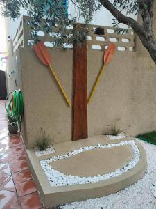 a garden with a tree and two baseball bats at Hacienda Oliva in Hammam Sousse +28 photos
